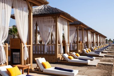 Türkiye 'de kumlu bir sahilde bungalov, Belek. Deniz kenarında özel tatil..