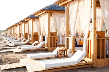 Türkiye 'de kumlu bir sahilde bungalov, Belek. Deniz kenarında özel tatil..