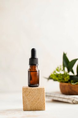 Açık arkaplandaki yüz için serum yağı ve metin girişi için bir yer. Cilt bakımı. 