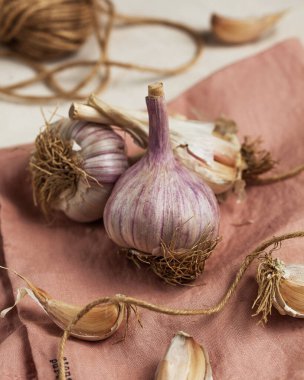 Pembe bir peçeteye sarımsak yakın plan..