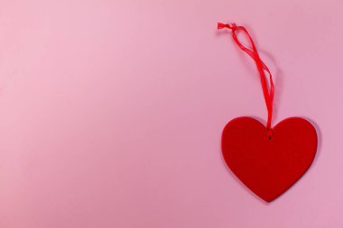 Sevgililer Günü için bayram tebrik kartı, aşkım. Pembe arka planda kırmızı kalp, metin için çok yer var..