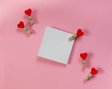 14 Şubat Sevgililer Günü 'nde, bir aşk ilanı için bayram kartı. Metin girmek için beyaz kare.