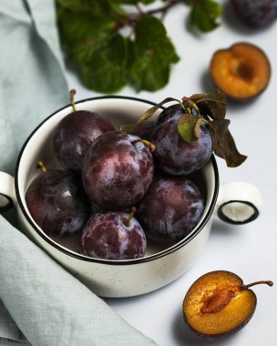 Olgun sulu erik tabakta bir bütün olarak ve bağlam içinde. Vejetaryen yemeği, olgun meyve. Yemek fotoğrafı..