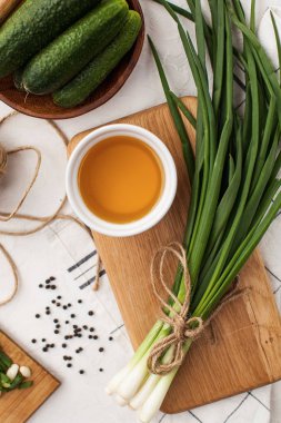 Taze yeşil soğan ahşap bir tahtaya sebze yağıyla bağlanmış. Çevre pazarı ve vejetaryenler için yiyecek..