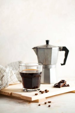 Sade kahve, espresso yapmak için moka. Metinler için yeri olan minimalist tarzda bir kahve dükkanı için fotoğraf..