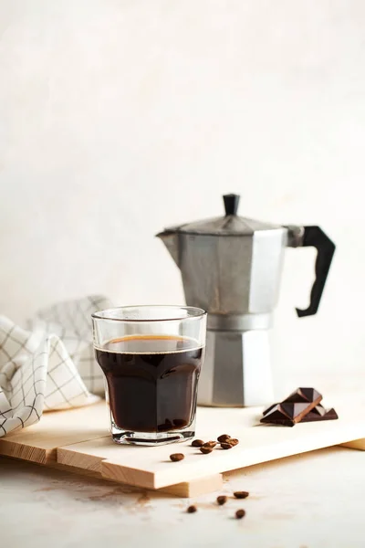 Café noir, moka pour faire de l'espresso. Photo pour un café dans un style minimaliste avec espace pour le texte . — Photo