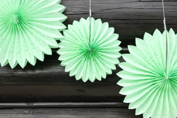 Decoração de papel em verde para férias, aniversário, ano novo, casamento na forma de um ventilador redondo — Fotografia de Stock