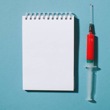  Kırmızı şırıngalı minimalist bir kavram. Aşı ve ilaç koronovirüs enfeksiyonu. Salgın.