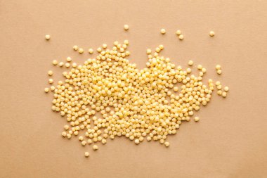  Millet, kahverengi arka planda yakın plan. Market bölümlerinin düzeni, darı üreticileri için ambalaj. Yemek fotoğrafı..