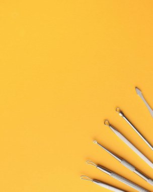  Problemli cilt bölgesinin yüzünü elle temizlemek için kozmetik araçlar. Kozmetik bilimi, cilt bakımı.