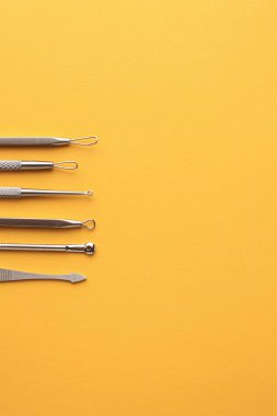  Problemli cilt bölgesinin yüzünü elle temizlemek için kozmetik araçlar. Kozmetik bilimi, cilt bakımı.