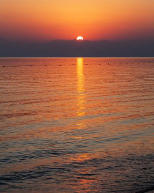  Dağların üzerinde kızıl gün batımı. Türkiye. 