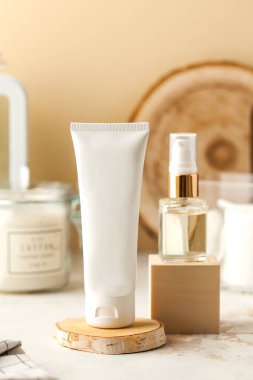  Boş kozmetik krem ya da jöle ve serumu cam bir kavanoza koy. Paket tasarımı için hazır. Spa konsepti, cilt bakımı. 