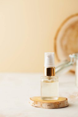  Ahşap bir stantta cilt bakımı için serum ya da yağ, metin için de yer var. Spa konsepti. Dikey fotoğraf.