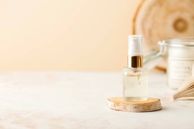  Ahşap bir stantta cilt bakımı için serum ya da yağ, metin için de yer var. Spa konsepti. Yatay fotoğraf.