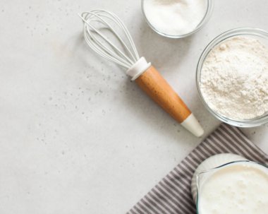  Un ile pişirmek için gereken malzemeler ve metin ve tarif için alanı olan mutfak çırpıcısı. Minimalizm tarzında yiyecek kavramı.