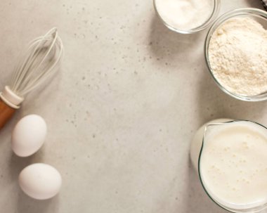  Un ile pişirmek için gereken malzemeler ve metin ve tarif için alanı olan mutfak çırpıcısı. Minimalizm tarzında yiyecek kavramı.