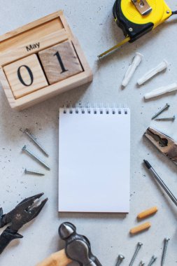  Flatlay İnşaat malzemeleri ve tarih 1 Mayıs ile çevrili metin için boşluk ile boş bir defter. Uluslararası İşçi Dayanışma Günü kavramı, İşçi Bayramı.