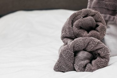  Beyaz çarşaflı gri terry havlular. Havlu günü. Boşluğu kopyala.