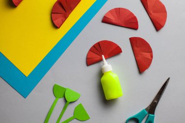 Evdeki karanfil çiçekleri kağıdından başvuru nasıl yapılır? 9 Mayıs 'taki Zafer Günü için kırmızı karanfiller. Adım adım fotoğraf talimatları. Üçüncü adım. DIY Çocuk Sanat Projesi.