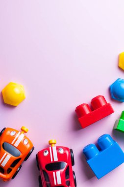  Çocuklar düzüşüyor. Çocuk müteahhiti, renkli arka planda arabalar. Geliştirme ve ebeveynlik kavramı. Tasarımcı, ayırıcı, yaratıcı. Çocuğun boş vakitleri ve hobileri. Boşluğu kopyala.