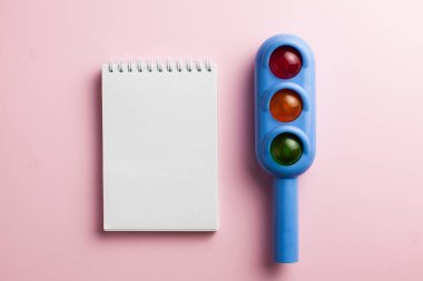 Oyuncak trafik ışığı, renkli bir arka planda boş form. Sanat konsepti, trafik, trafik kuralları. Uzayı kopyala Düz Yatay.