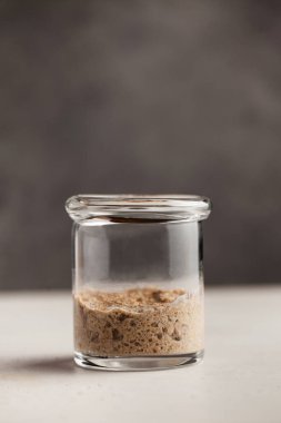  Ekmek için ekşi hamur aktiftir. Ev yapımı çavdar ekmeği hamuru. Kalkışa hazırlanın. Sağlıklı yeme kavramı. 