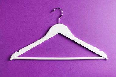  Renkli arka planda boş beyaz askılar. Alışveriş, satış, stilist, moda konsepti.