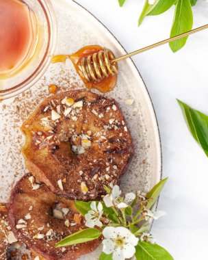 Fındık ve ballı ızgara Elma tatlısı. Kızarmış elma. Kızarmış tatlı. Barbekü için meyve. Sağlıklı beslenme. Vejetaryen yemeği. Düz Yatay