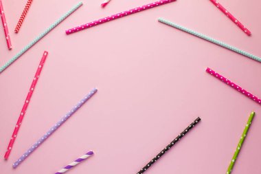 Renkli kokteyl tüplerinden oluşan bir çerçeve. Pembe arka plandaki yazı için. Parti kavramı, kutlamalar, bekarlığa veda partileri, doğum günü partileri.