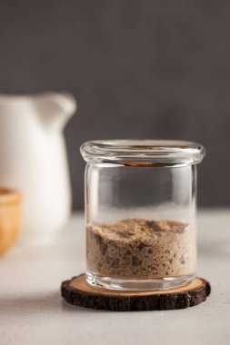  Ekmek için ekşi hamur aktiftir. Ev yapımı çavdar ekmeği hamuru. Kalkışa hazırlanın. Sağlıklı yeme kavramı. 