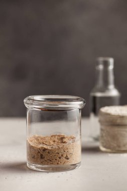  Ekmek için ekşi hamur aktiftir. Ev yapımı çavdar ekmeği hamuru. Kalkışa hazırlanın. Sağlıklı yeme kavramı. 