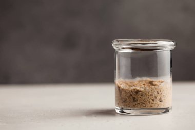  Ekmek için ekşi hamur aktiftir. Ev yapımı çavdar ekmeği hamuru. Kalkışa hazırlanın. Sağlıklı yeme kavramı. 