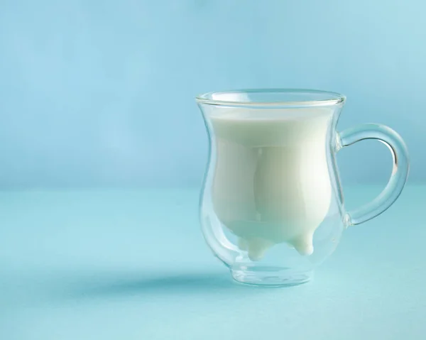 Vaso Leche Forma Ubre Vaca Sobre Fondo Azul Concepto Leche —  Fotos de Stock