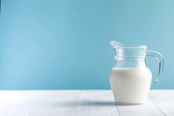 Стеклянная Чашка Молоком Коричневом Фоне Надписью Milk Day Концепция Молока — стоковое фото