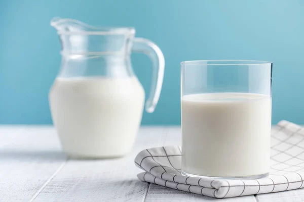 Kaca Dan Kendi Susu Dengan Latar Belakang Biru Konsep Produk — Stok Foto