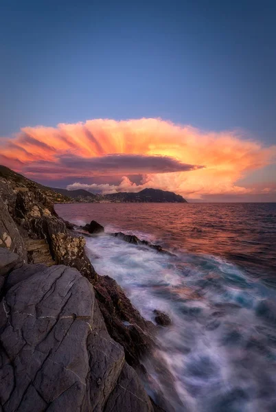 Ο ουρανός της Λιγουρίας. Ατομικής ηλιοβασίλεμα Εικόνα Αρχείου
