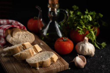 Bir dilim ekmek ve domates.