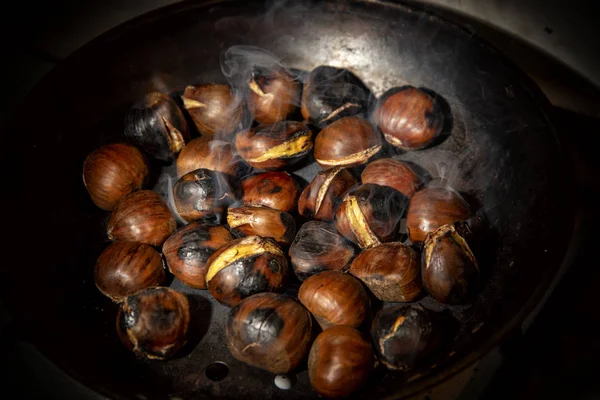 Kızarmış kestane, Katalonya 'daki Azizler Festivali' nin tipik tatlısı.