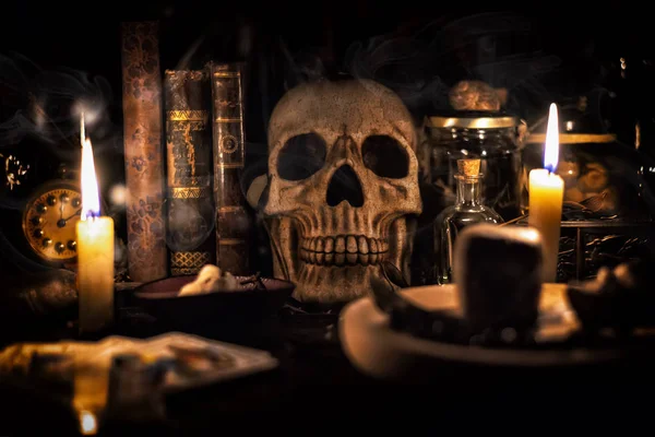 Tarot kartları, kafatası ve sihirli eşyalar.