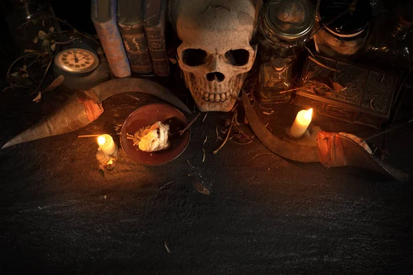 Kafatası ve sihirli eşyalar.