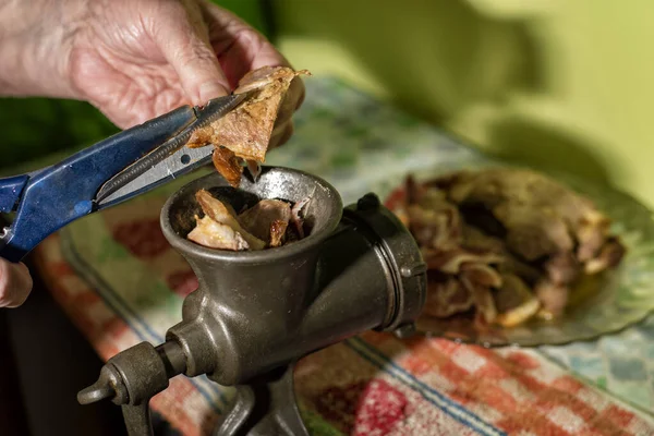 Cannelloni için kıyma hazırlama.