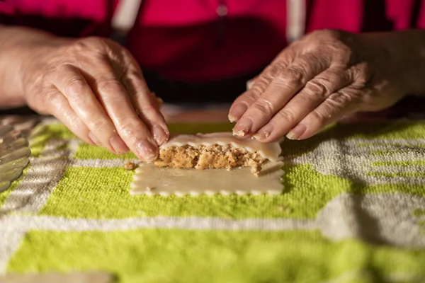 Cannelloni için kıyma hazırlama.