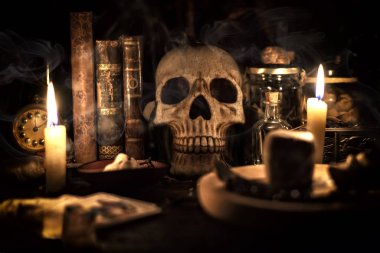 Sihir ya da kehanet için hazırlanmış mistik nesnelerin yaşamı.