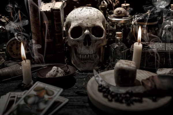 Sihir ya da kehanet için hazırlanmış mistik nesnelerin yaşamı.