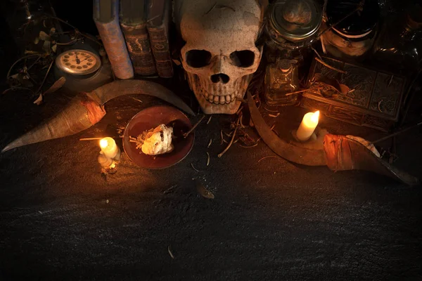 Sihir ya da kehanet için hazırlanmış mistik nesnelerin yaşamı.