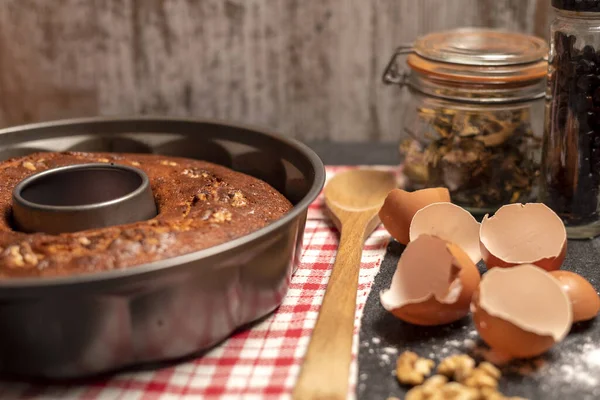 Büyükannemin ev yapımı sünger keki, taze yapılmış bir tavada, içinde malzemeler var..