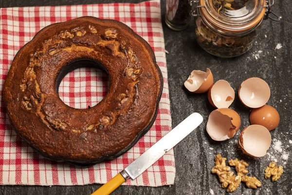 Büyükannemin ev yapımı keki. İçinde malzemeler olan peçeteyle yeni yapılmış..