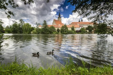 Telc kasaba. Çek Cumhuriyeti - Bohemia Avrupa'da Bahar Tel şehirde.