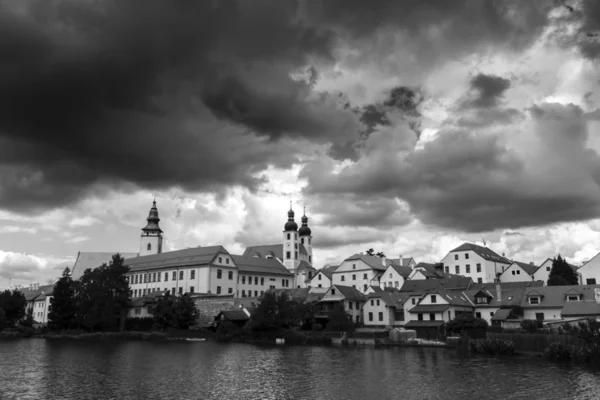 Telc town tschechische Republik Bestimmungsort schwarz-weiß Foto mit schweren Wolken — Stockfoto